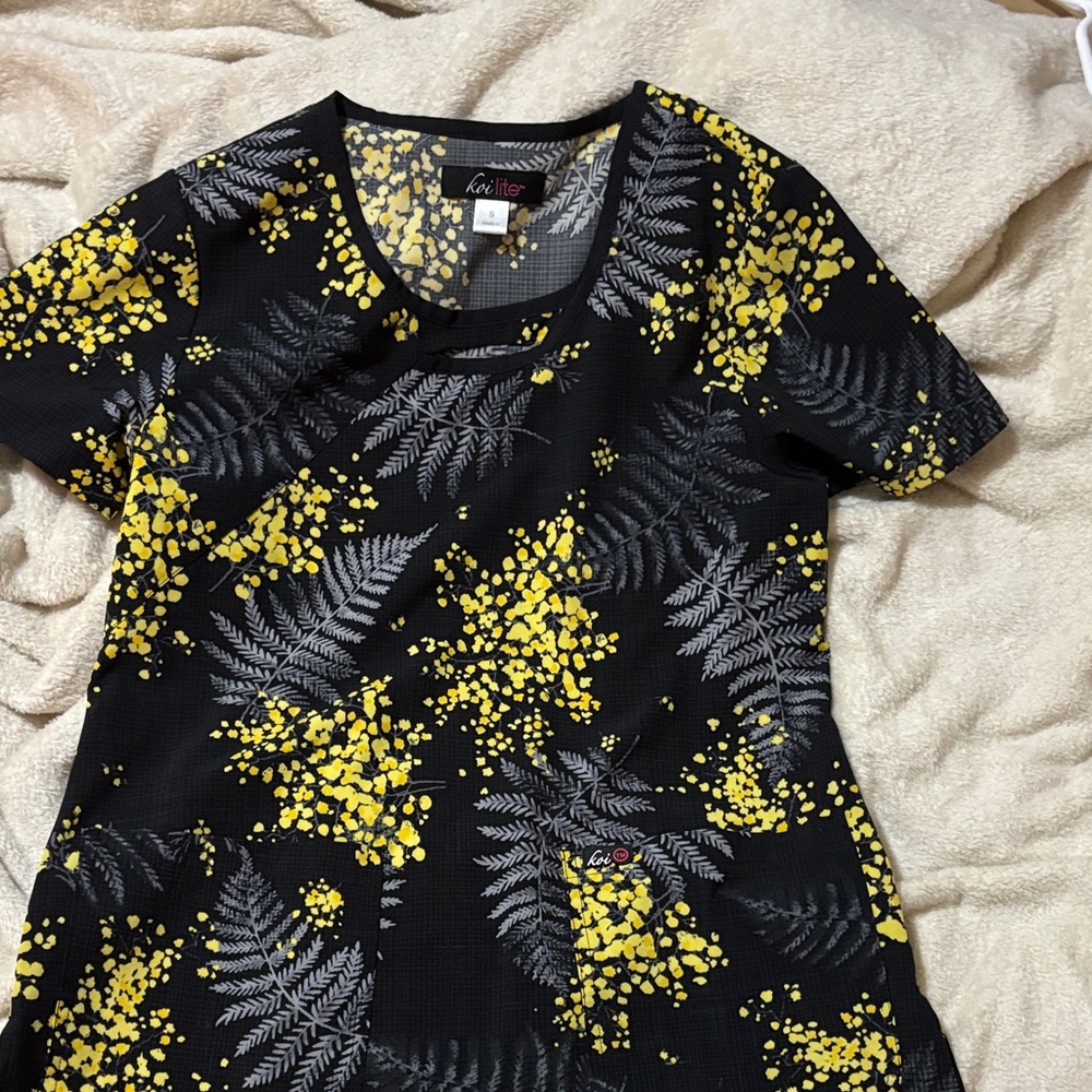 Stylish Black and Yellow Leaf Print Top